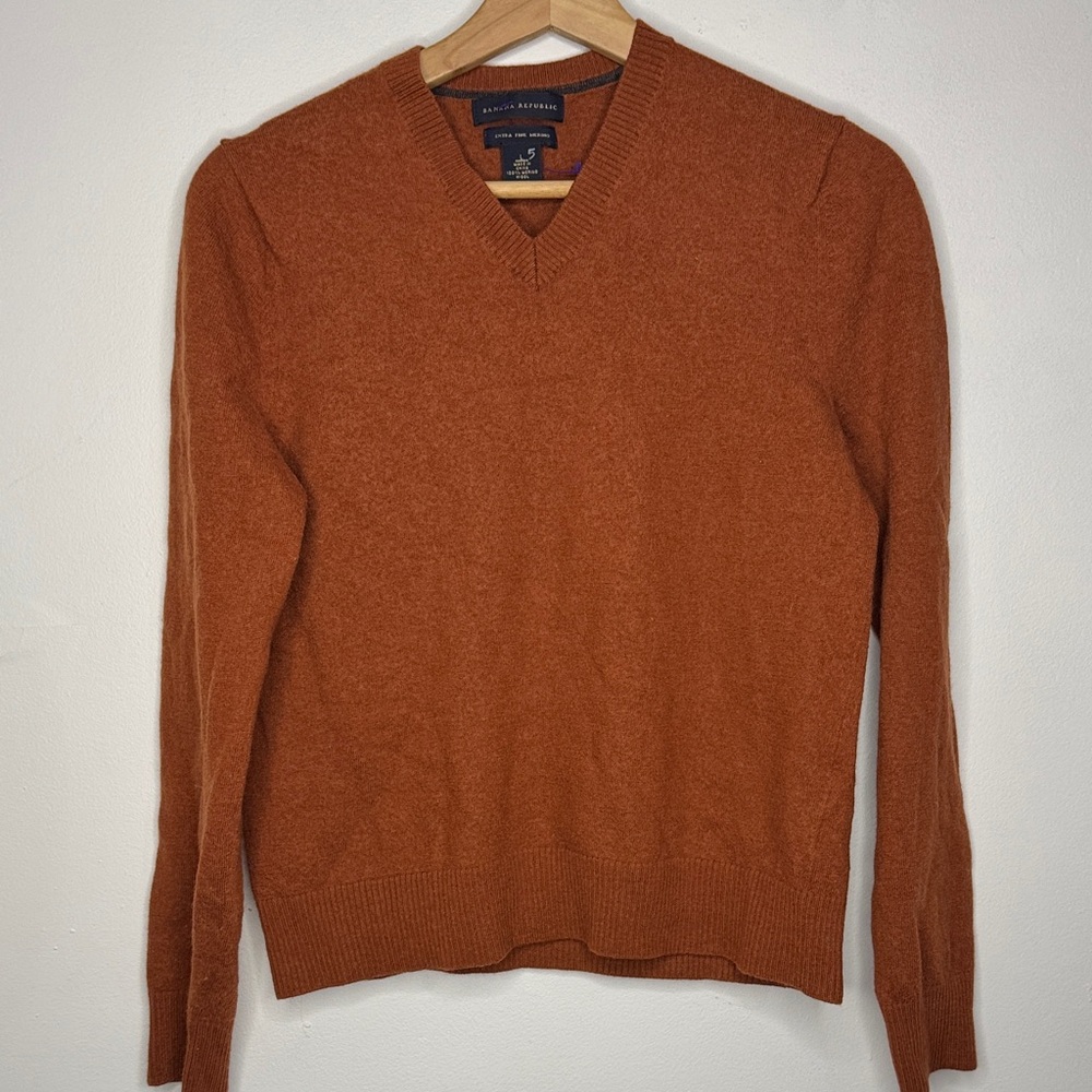 Banana Republic 100 merino wool size L
V neck sweater